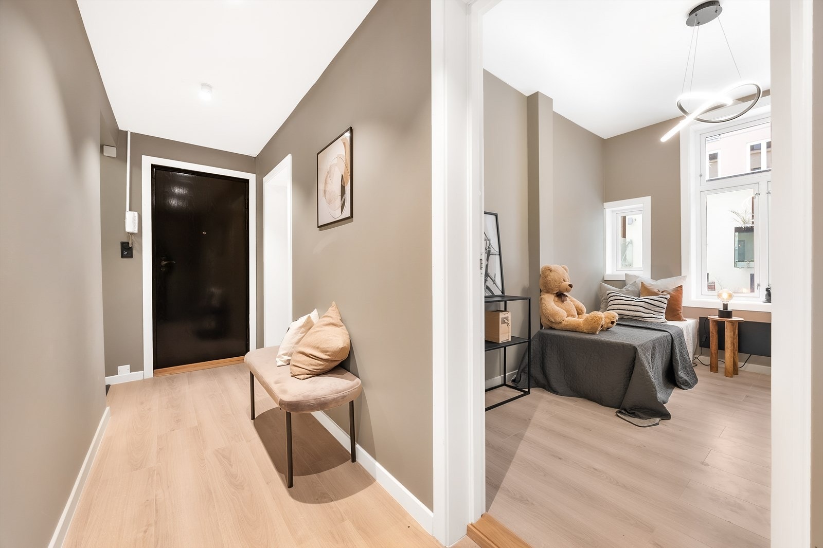 Inngang til soverom III fra gang Galleribilde