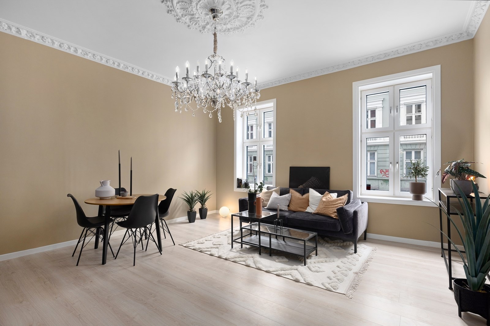 Leiligheten har en romslig stue med god plass til sofagruppe, spisebord med stoler m.m. Galleribilde