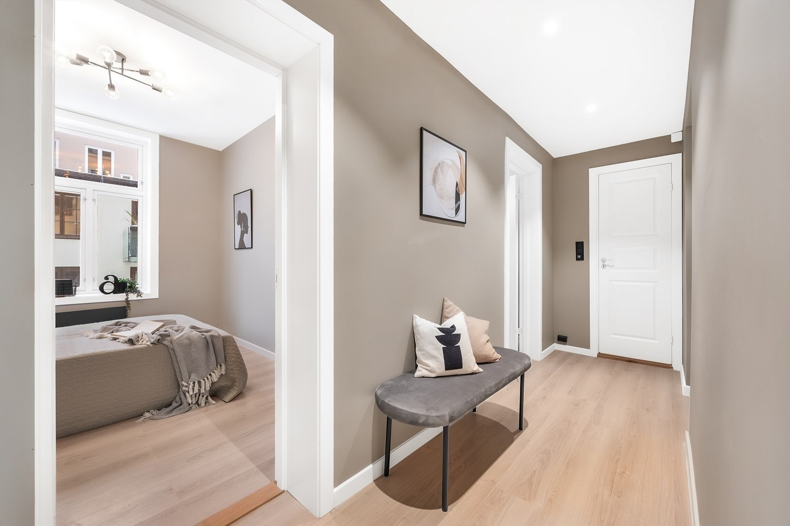 Inngang til soverom II fra gang Galleribilde