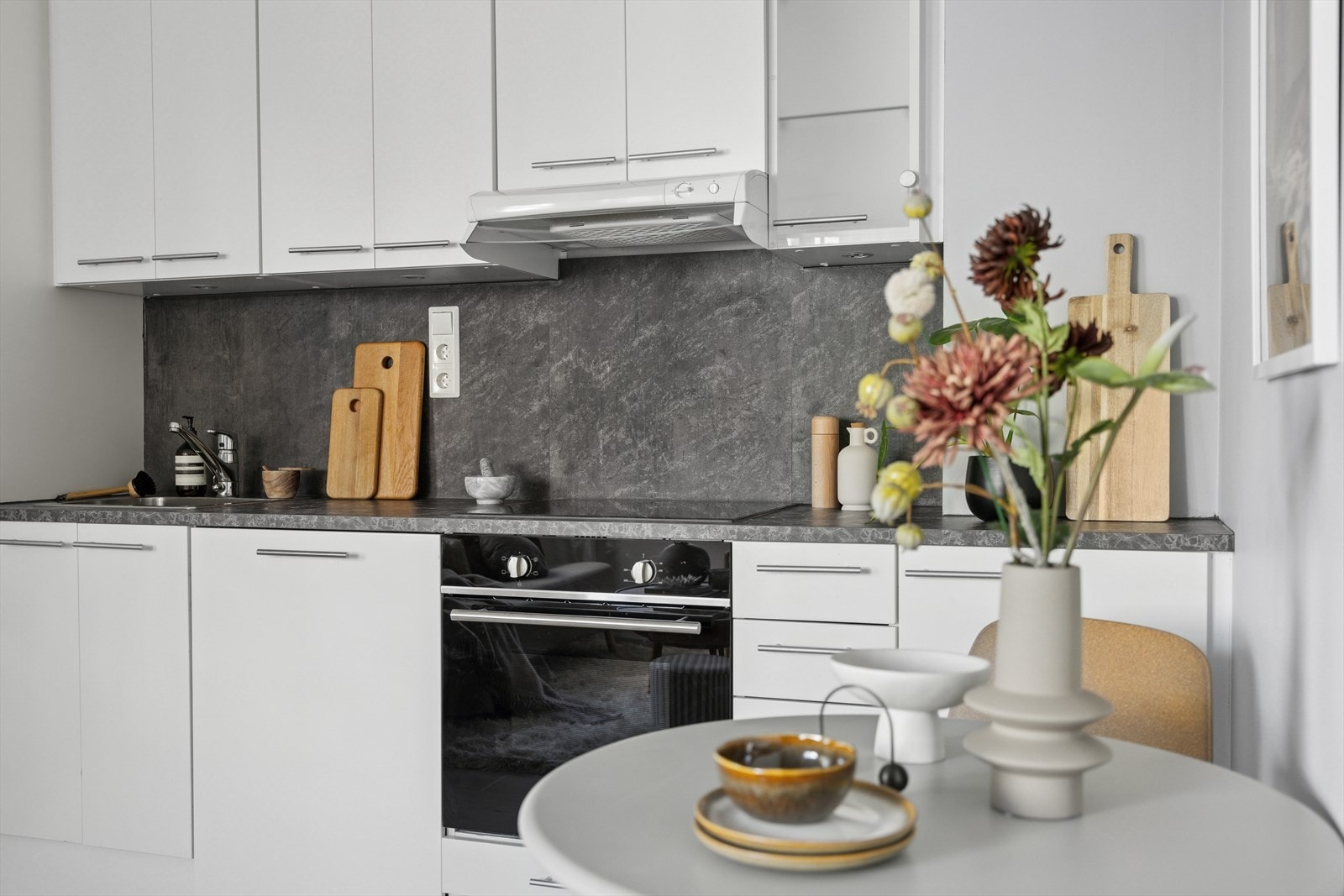 Rikelig med skapplass samt arbeidsplass på benk. Galleribilde