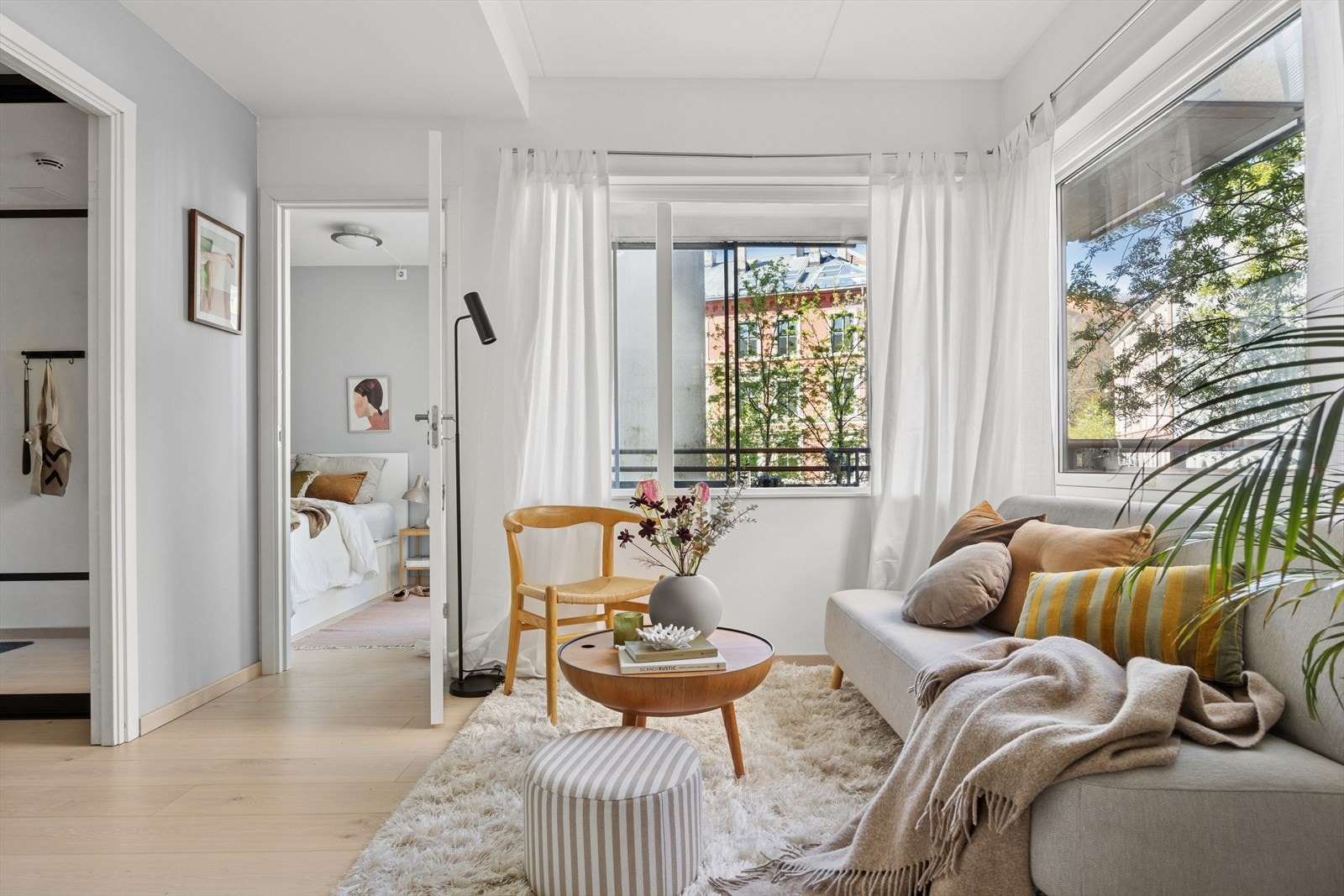 Leiligheten har en luftig atmosfære med generøse vindusflater som slipper inn rikelig med naturlig lys. Galleribilde