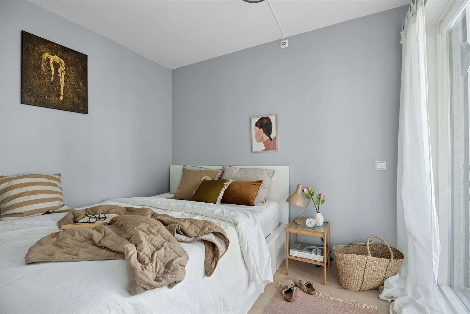 God romfølelse med generøse vindusflater. Galleribilde