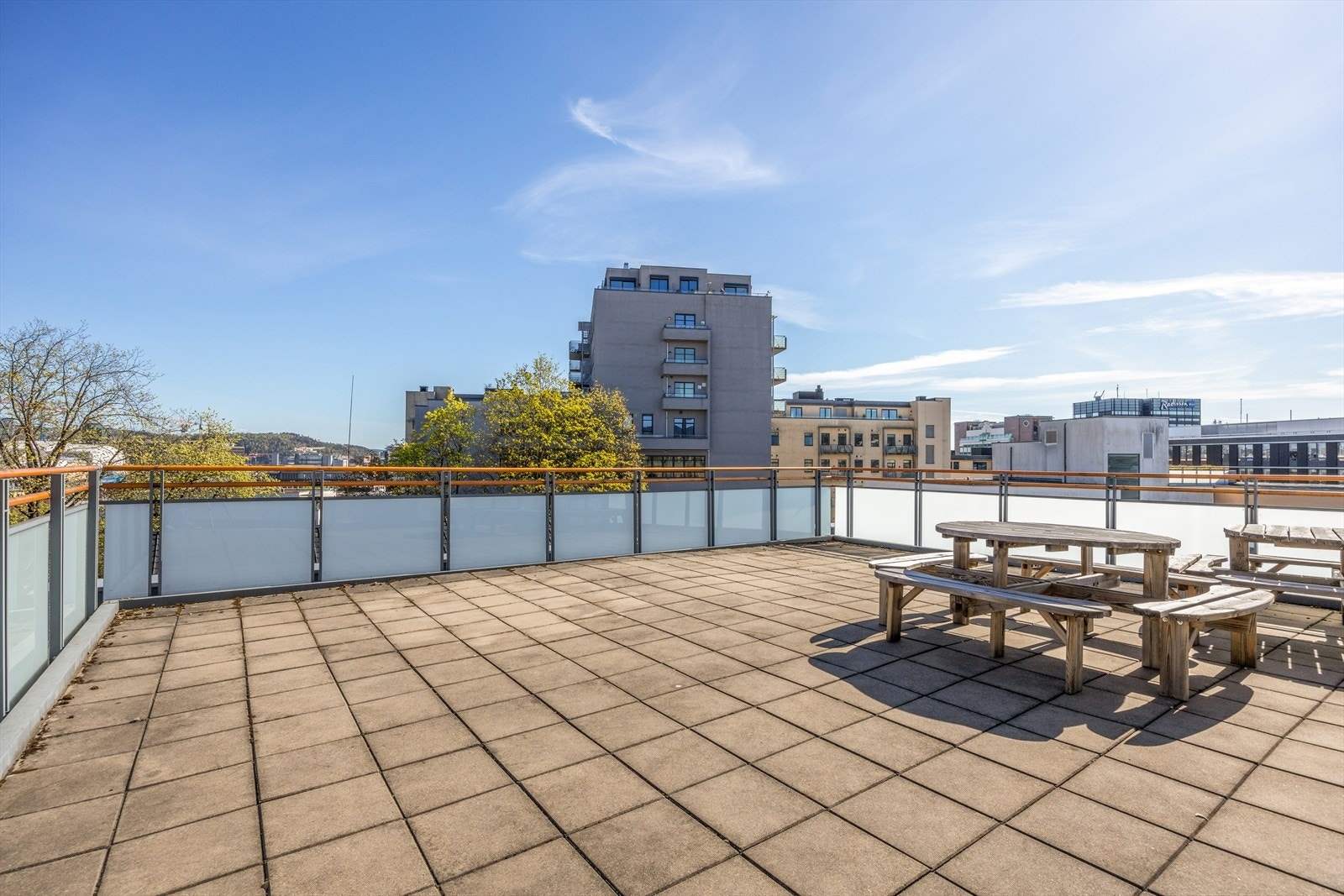 I tillegg har sameiet en felles solrik takterrasse med hyggelige sittegrupper og utsikt over byens tak. Galleribilde