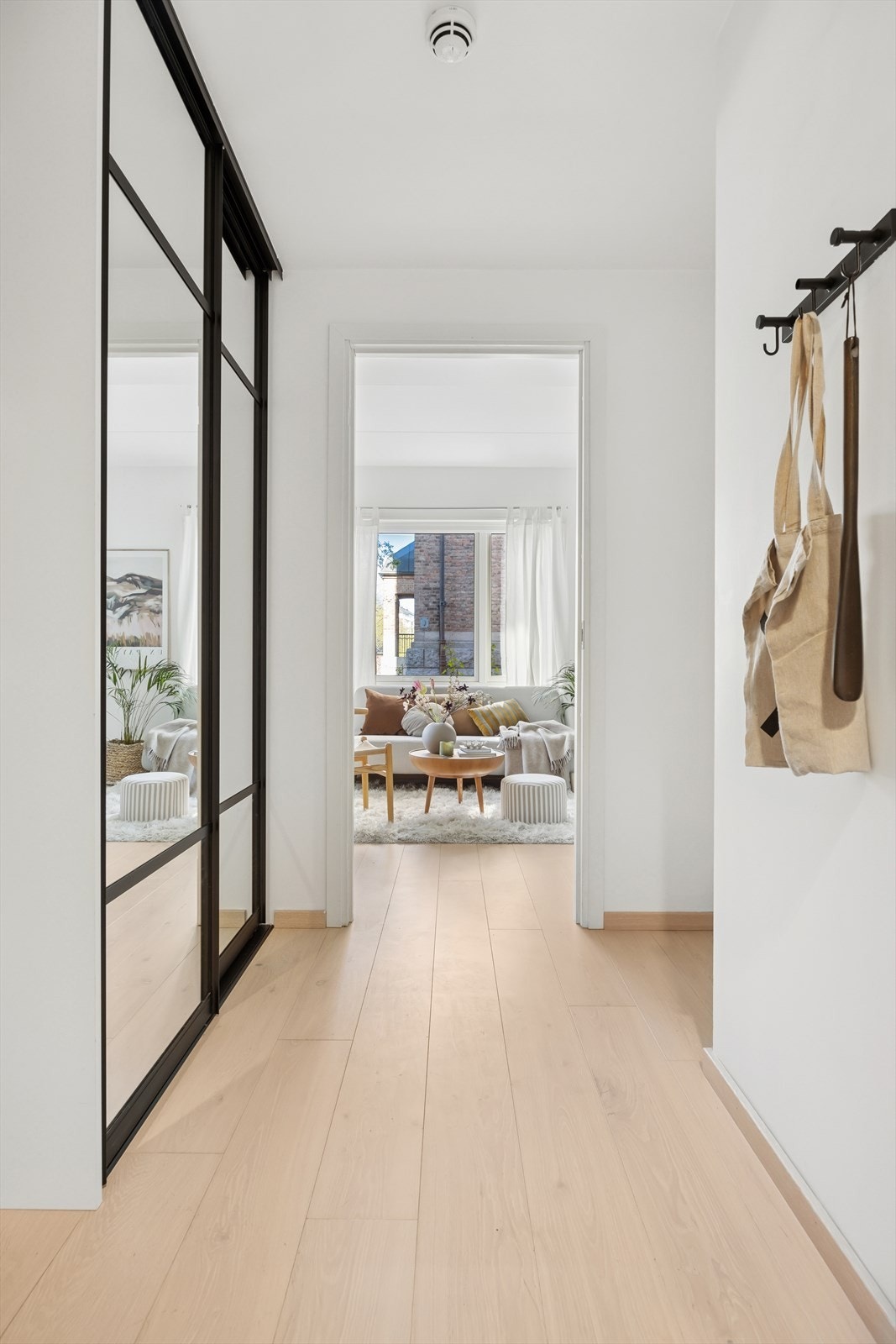 Leiligheten har en innbydende entré med stor garderobeløsning. Galleribilde