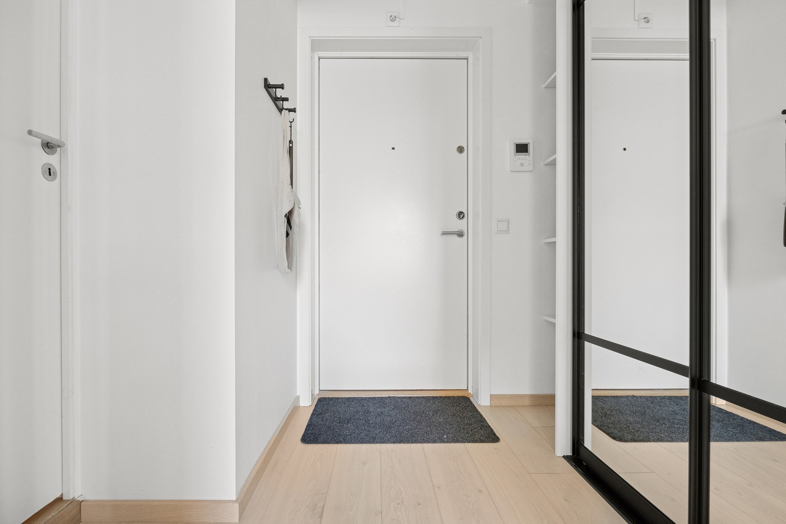 Velkommen inn! Entrè med stor skyvedørsgarderobe for oppbevaring. Galleribilde