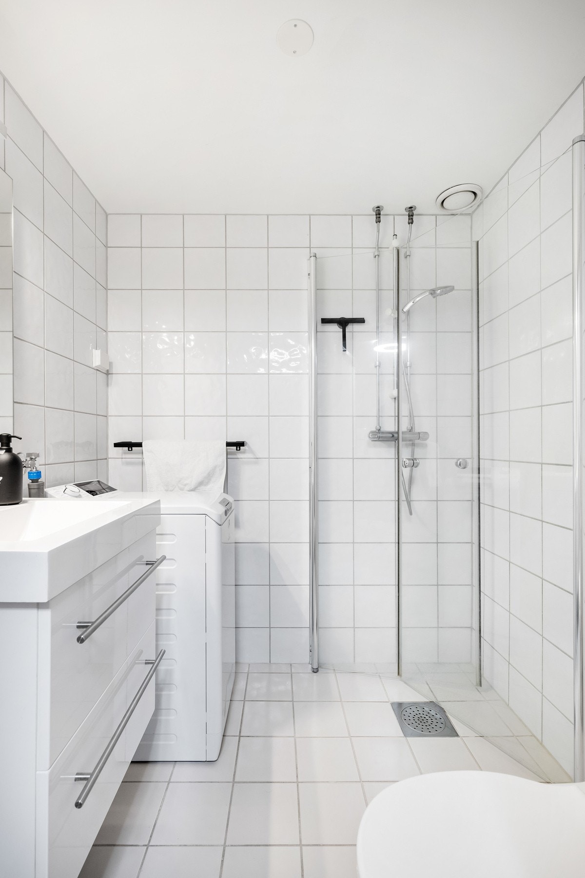 Helfliset bad fra 2004 med gulvvarme og opplegg for vaskemaskin Galleribilde