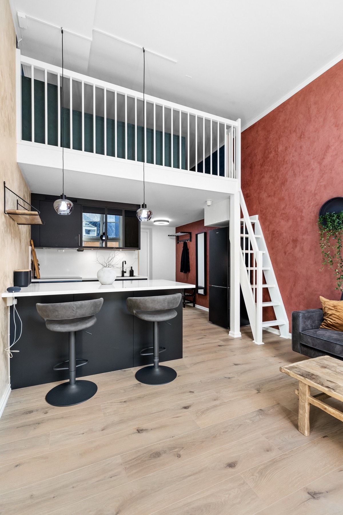 En trapp fra stuen fører opp til hems med soveplass Galleribilde