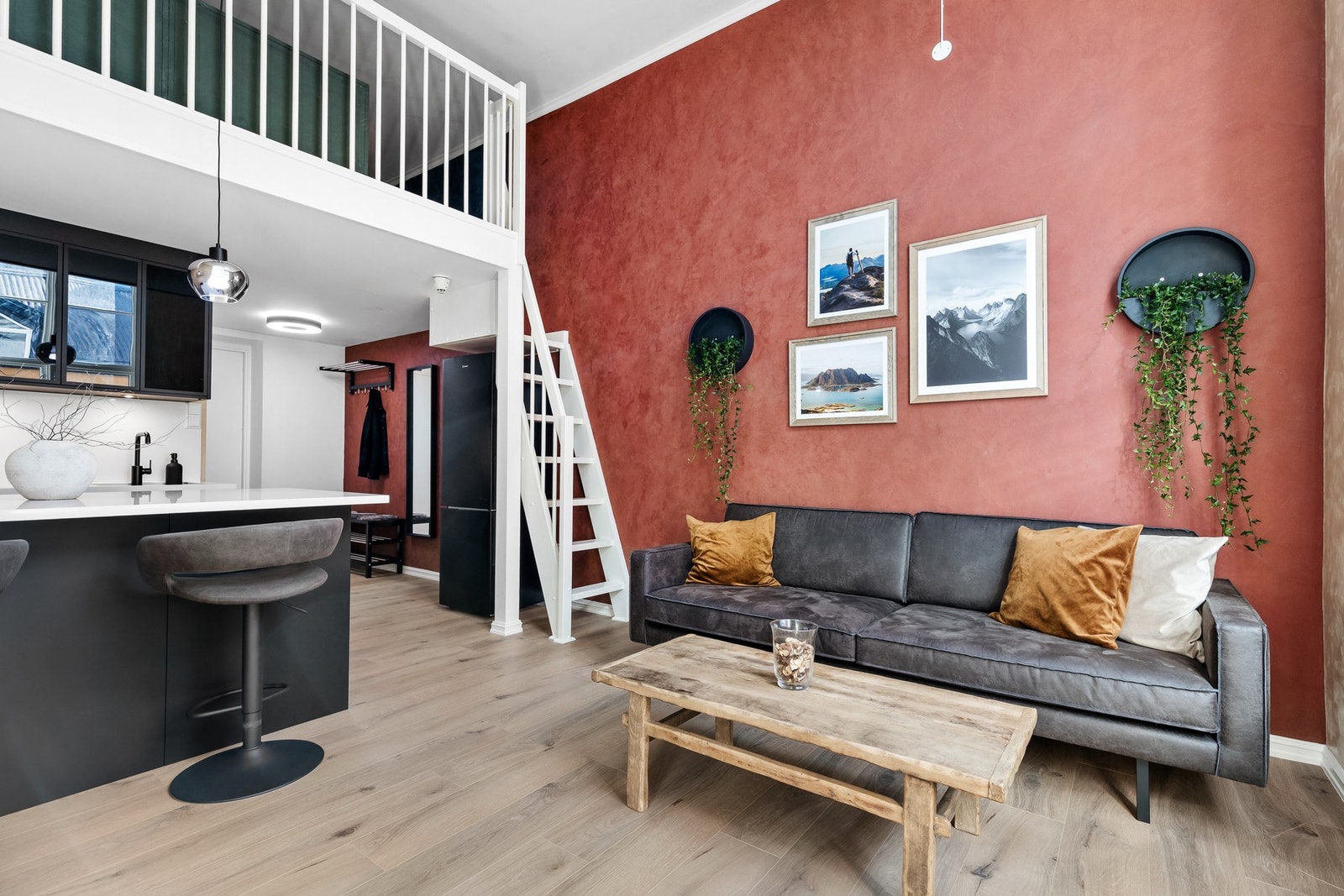 Kjøkkenet har en praktisk øy med barløsning hvor spiseplassen får sin naturlige plass Galleribilde