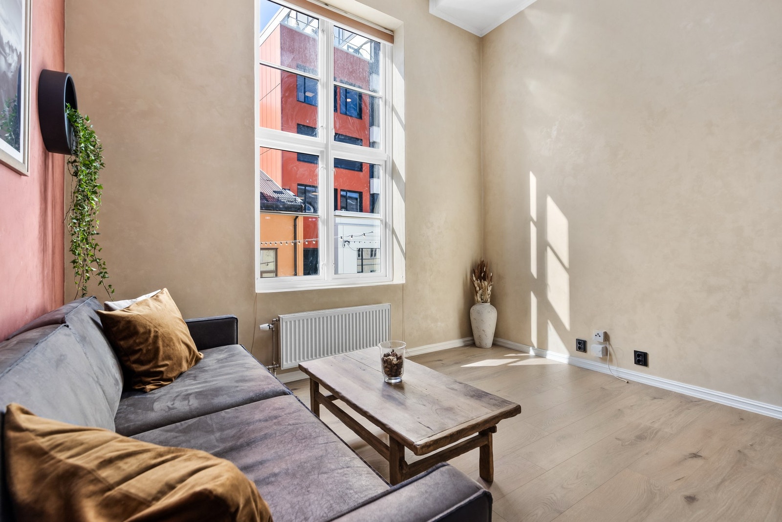 Lys og tiltalende stue med god takhøyde og stor vindusflate som slipper inn rikelig med naturlig lys Galleribilde