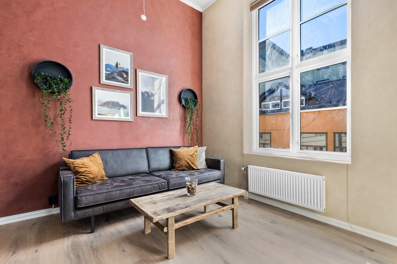 Rommet har en stilig kontraktsvegg som gir et moderne uttrykk Galleribilde