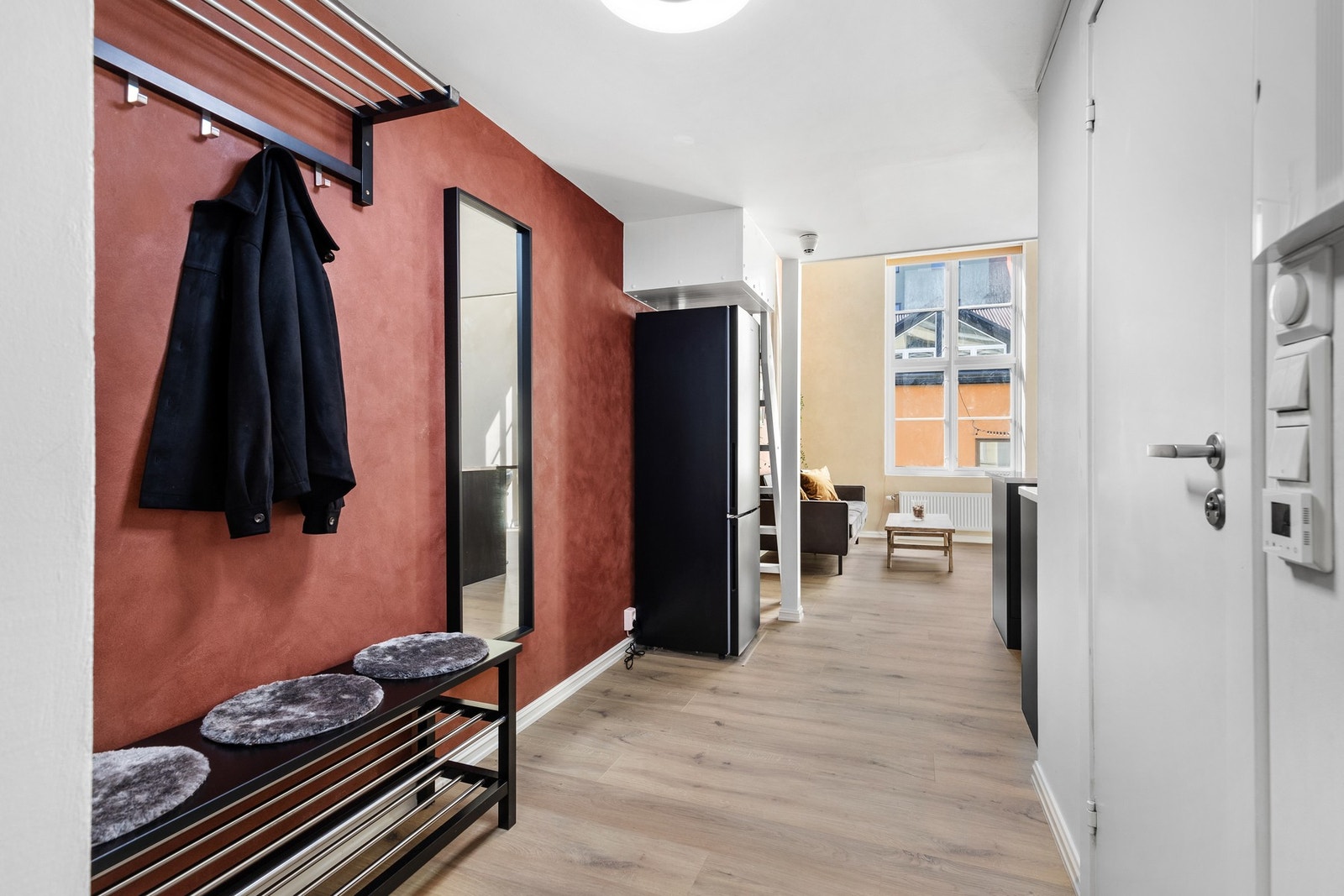 Romslig entré/gang med fin plass til å henge fra seg yttertøy Galleribilde