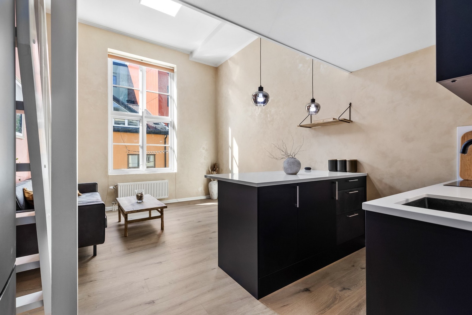 Automatisk vannstopper med fuktsensor er installert, med synlig sensor under oppvaskkummen Galleribilde