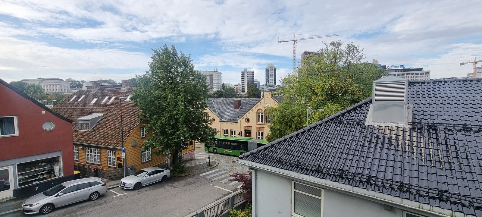 Utsikt fra balkong. Det medfølger parkering i garasjeanlegg. Galleribilde