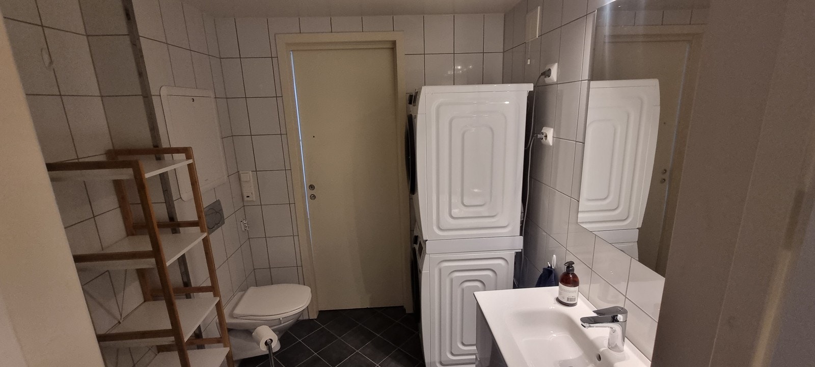 Lekkert, flislagt bad med direkte adkomst fra både gang og soverom. Galleribilde
