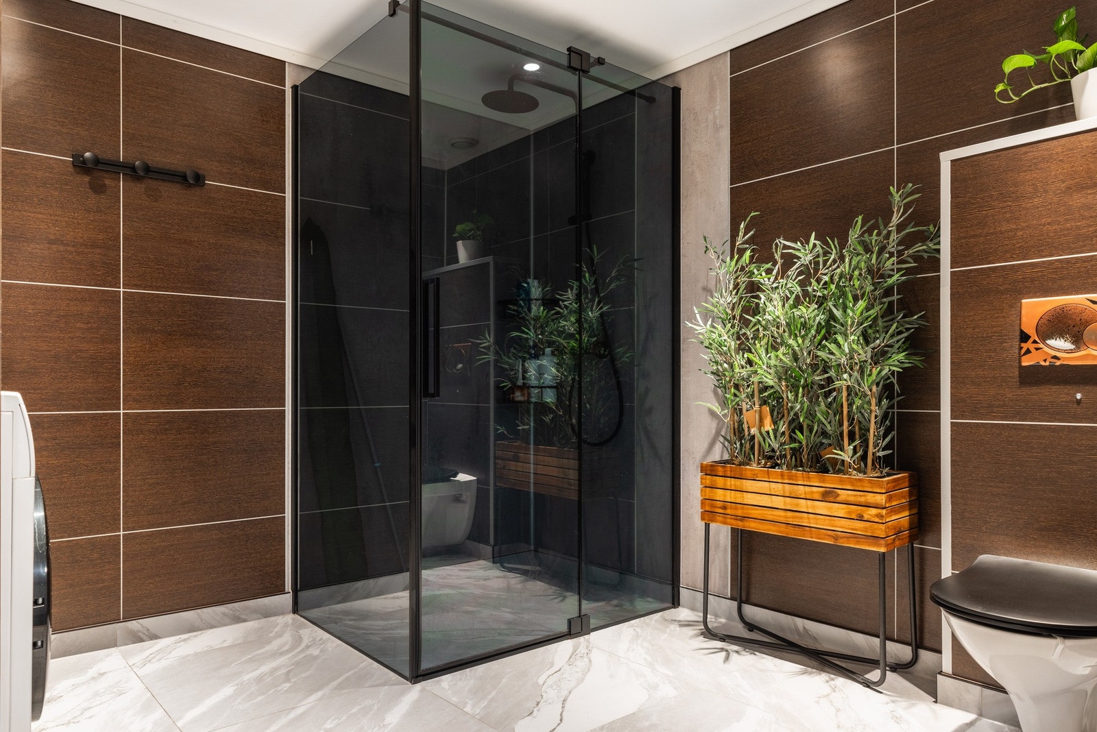 Badet er innredet med vegghengt toalett, baderomsinnredning, plassbygd innredning og opplegg for vaskemaskin. Galleribilde