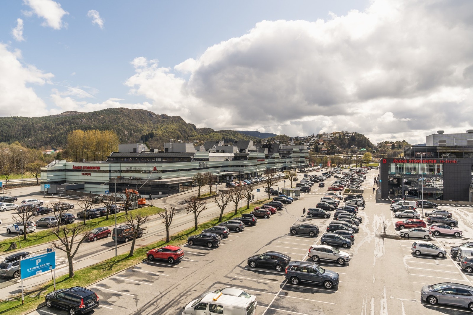 Det er kort kjøreavstand til Gullgruven, Ikea, Horisont og Åsane Storsenter. Galleribilde