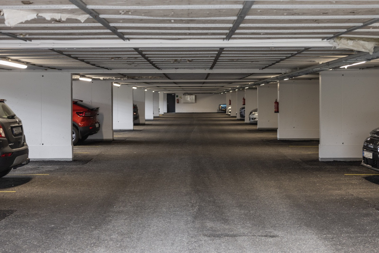 Fast parkeringsplass i fellesanlegg. Galleribilde