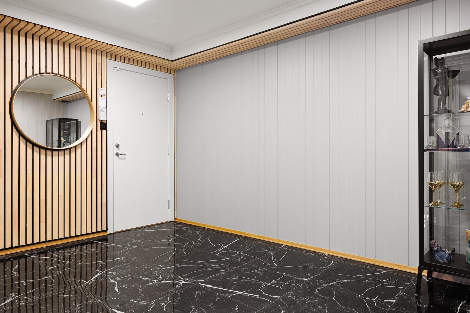 Her er det rikelig med plass til oppbevaring av sko, yttertøy og annet i tilpassede løsninger. Galleribilde