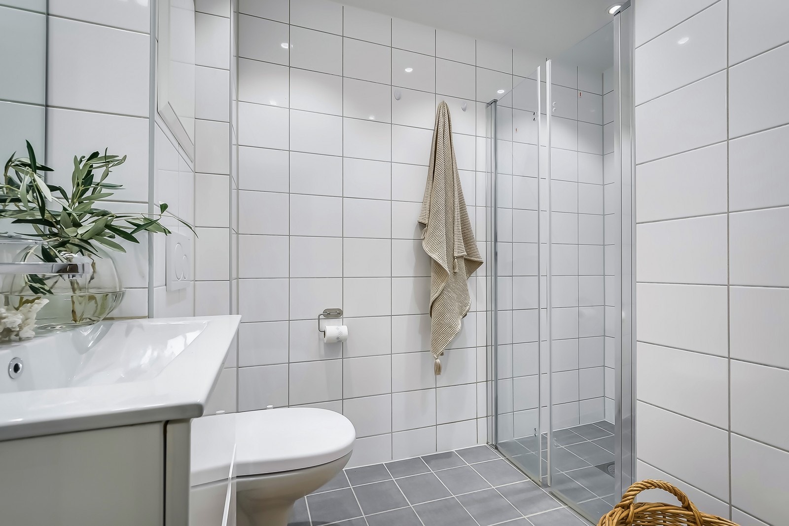 Lekkert flislagt baderom. Galleribilde