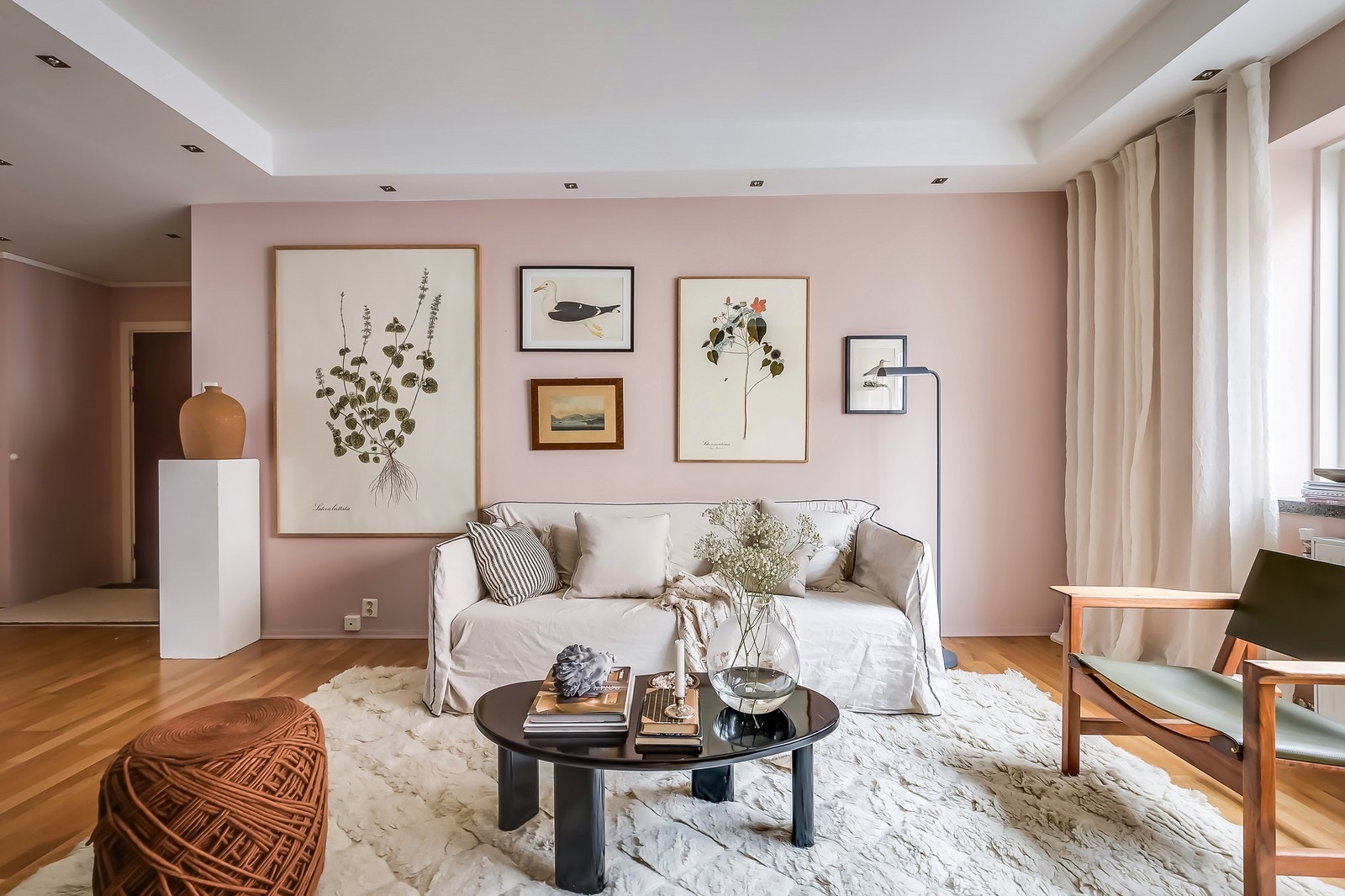 Stuen har god plass til stor sittegruppe. Galleribilde