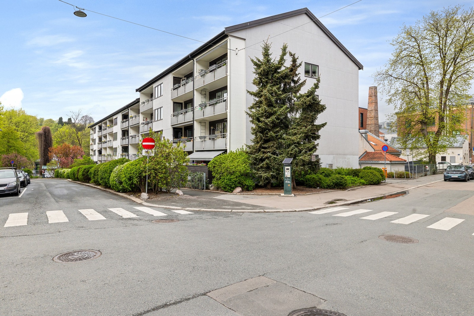 Rolig, enveiskjørt gate med god avstand til nærliggende bygninger. Galleribilde