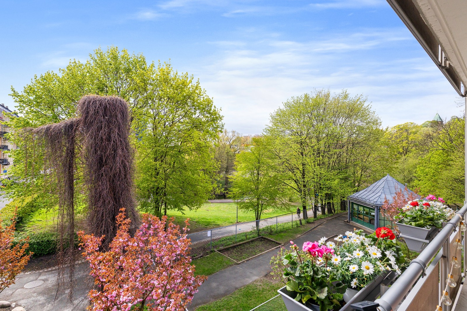 Idyllisk beliggenhet i stille og rolig sidegate med parken og Akerselva som nærmeste nabo. Galleribilde