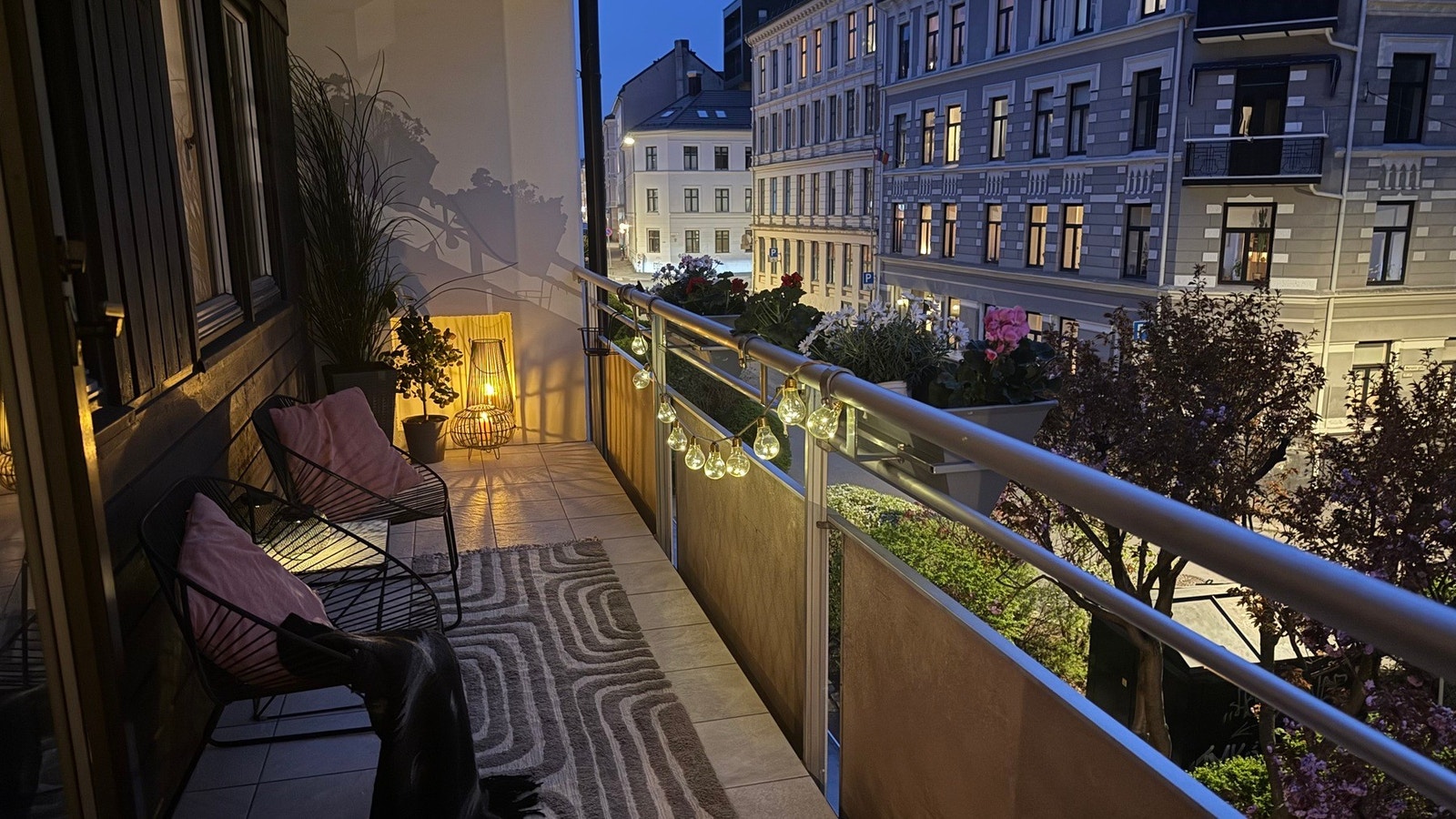 Selgers bilde av balkongen på kveldstid. Galleribilde