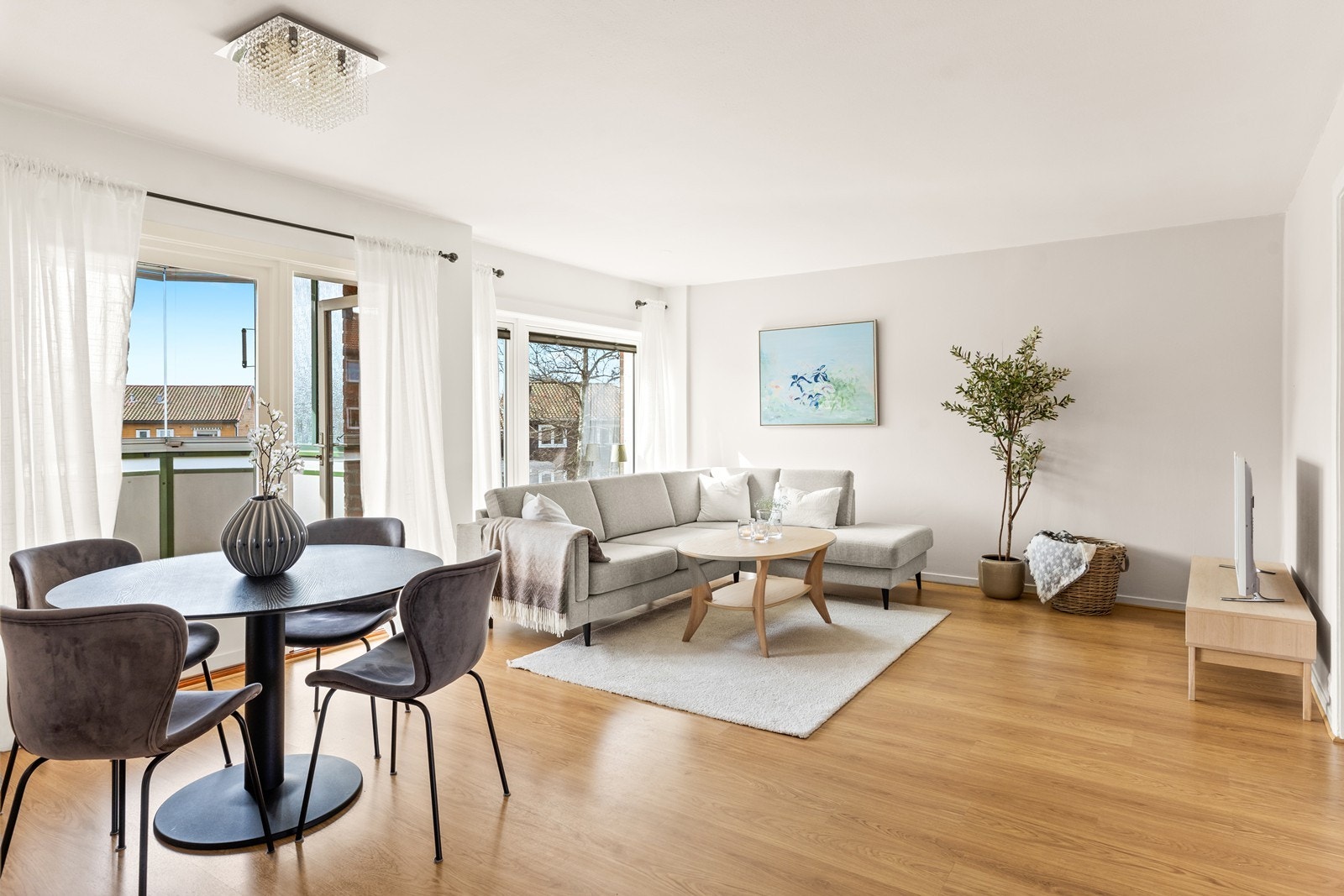 Velkommen til Prestelandet 16B - Pen 3-roms leilighet med innglasset balkong og god beliggenhet på Prestelandet/Østsiden Galleribilde