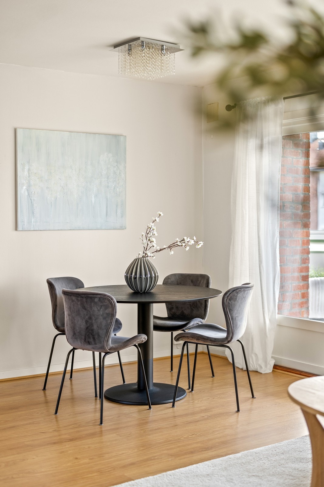 Stuen har mulighet for spisegruppe - sett inn et uttrekkbart spisebord så utnyttes plassen maksimalt Galleribilde