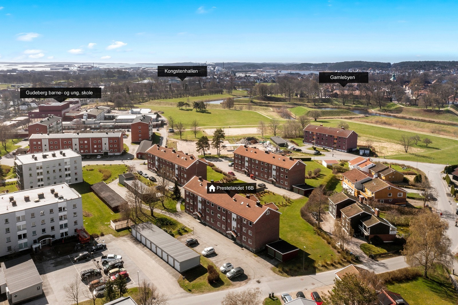 Store grønne fellesarealet og flott område tilknyttet Gamlebyen Galleribilde