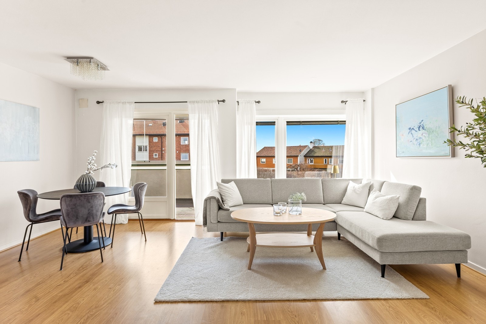 Lyse pene overflater i hele leiligheten. Galleribilde