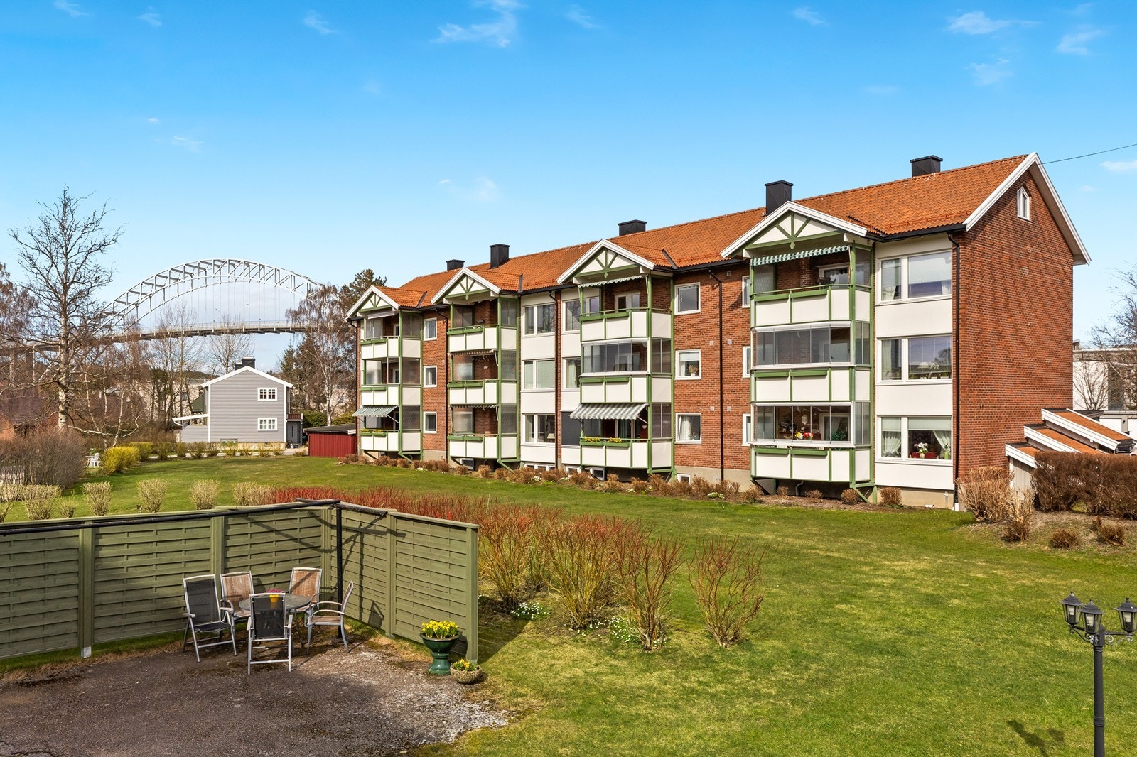 Leiligheten ligger på populære Prestelandet der det er god plass og mye grøntareale mellom bebyggelsen. Galleribilde