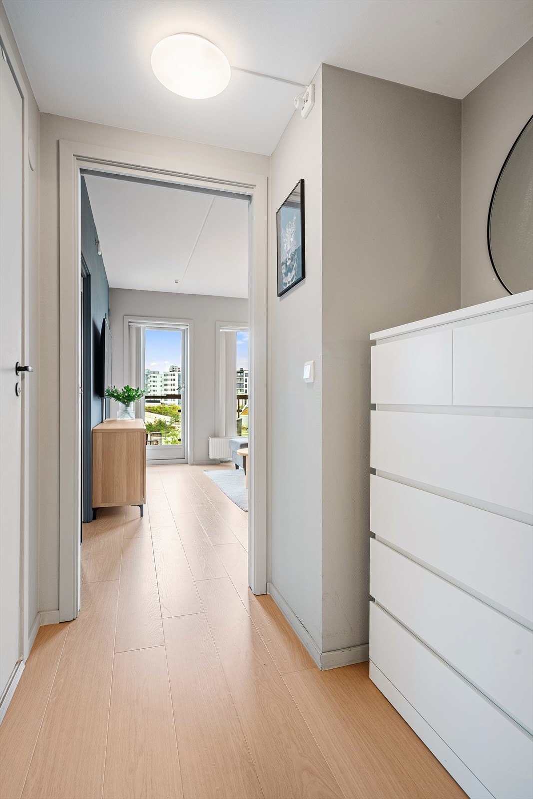 Romslig entré hvor det er god plass til å henge av yttertøy. Galleribilde