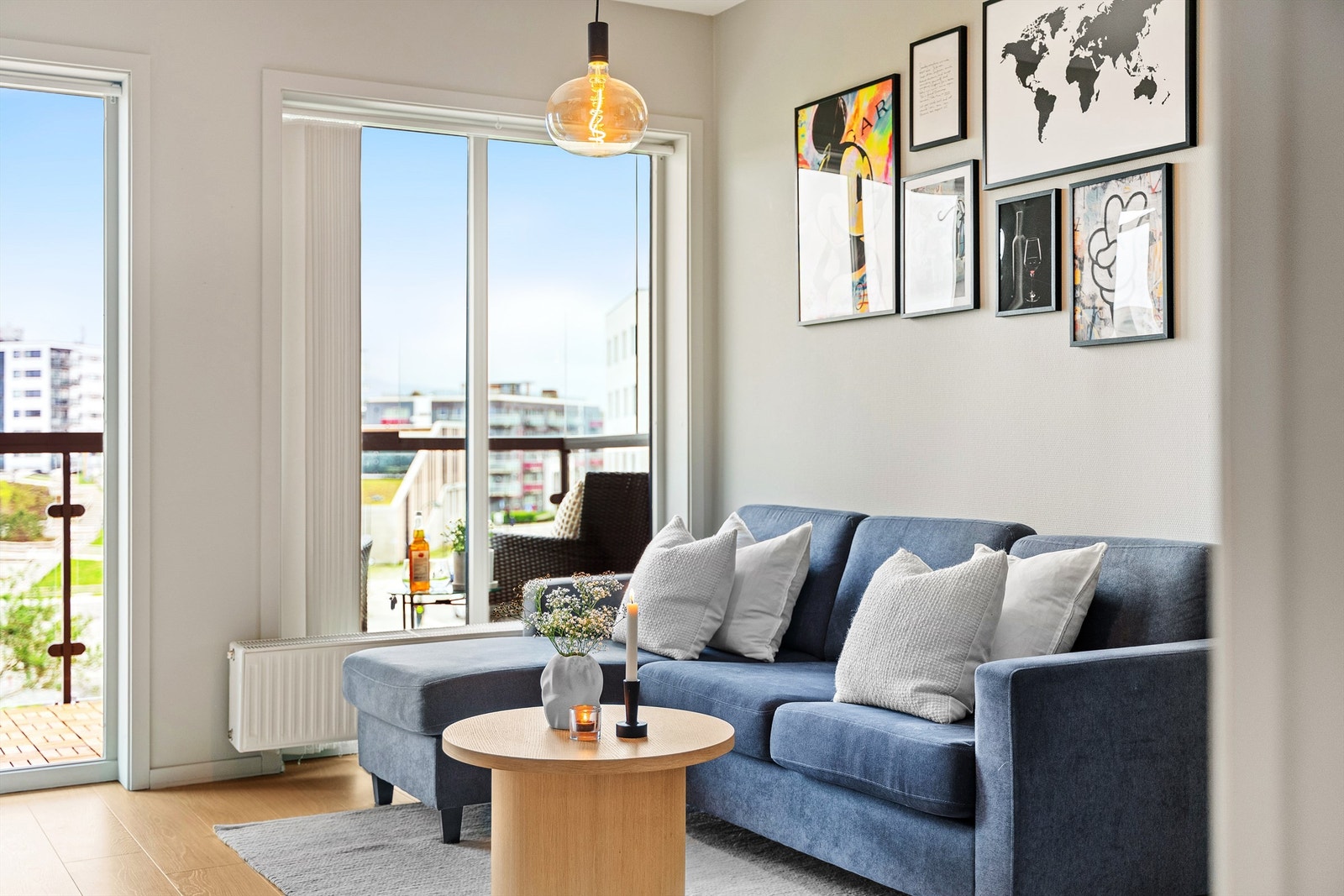 Stue og kjøkken ligger i en åpen og sosial løsning, med vindu fra tak til gulv, som lar deg nyte noe utsikt, morgensol og gir naturlig lysinnslipp. Galleribilde