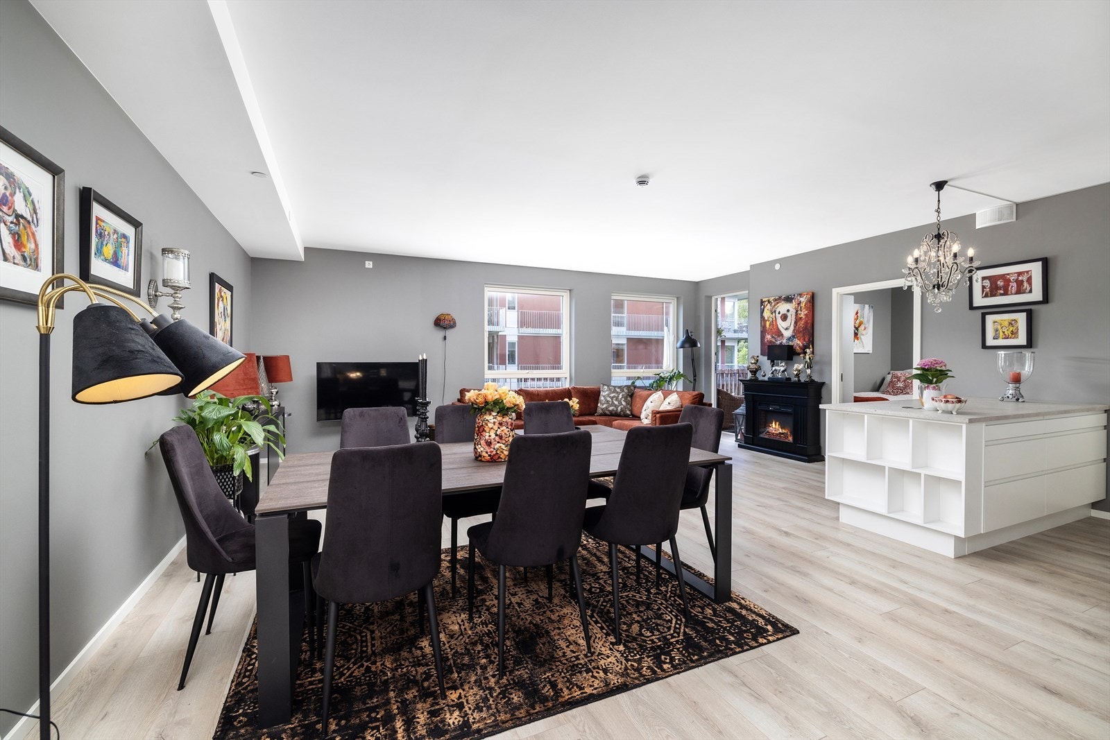 Stuen er svært romslig og har god takhøyde. Galleribilde