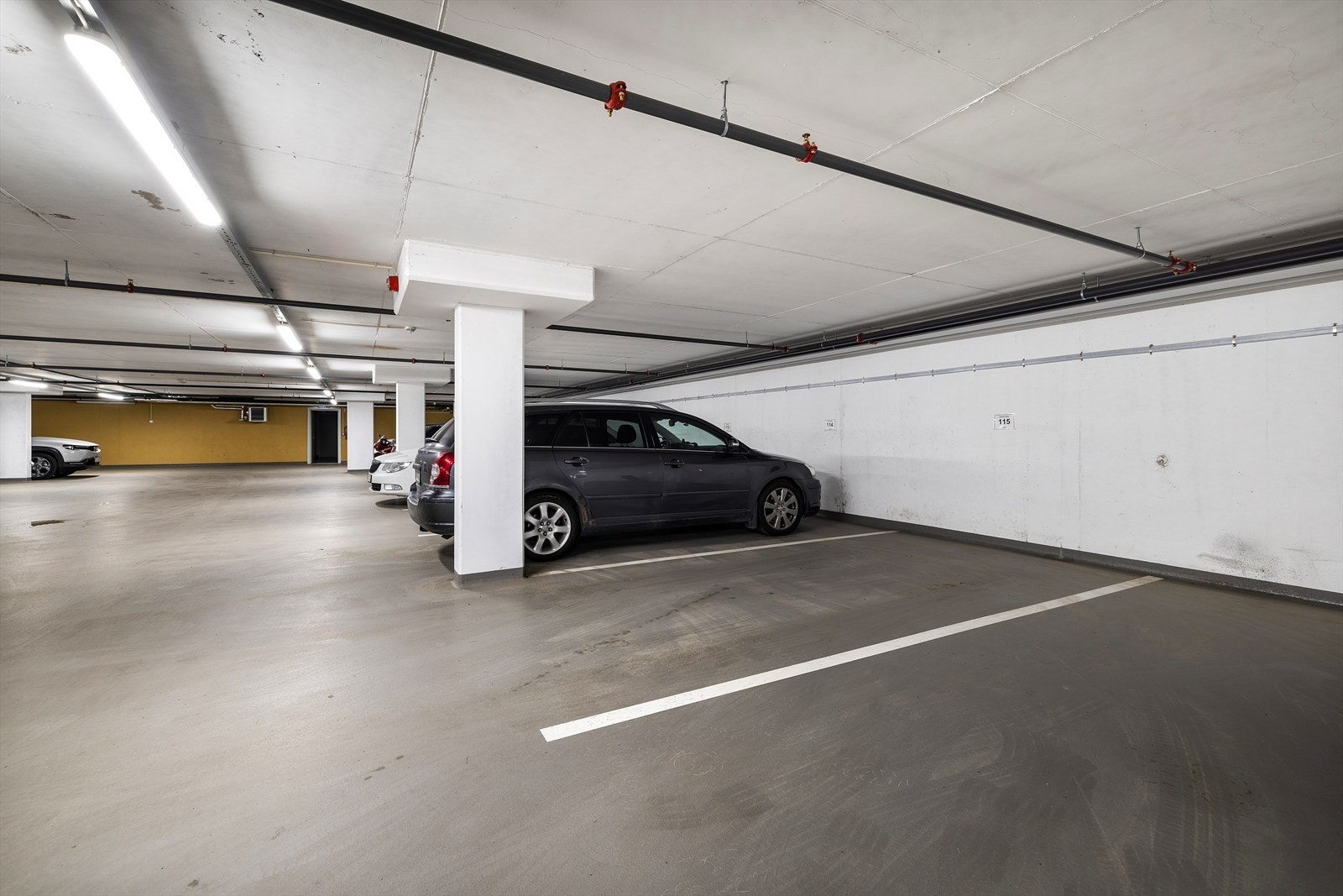 Det er mulig å leie parkeringsplass i garasjekjeller. Heis tar deg opp til leilighetensplanet. Galleribilde