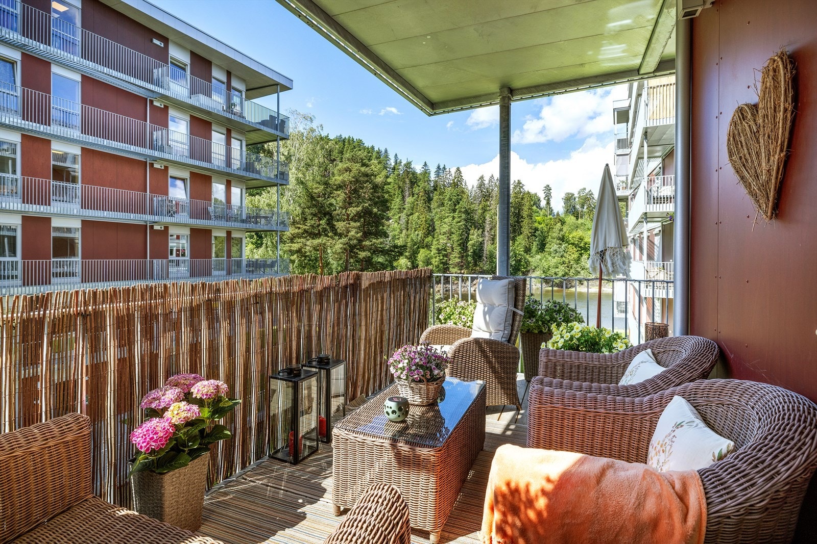 Stor veranda på ca. 13 kvm. Her kan man nyte utsikten og gode solforhold. Galleribilde