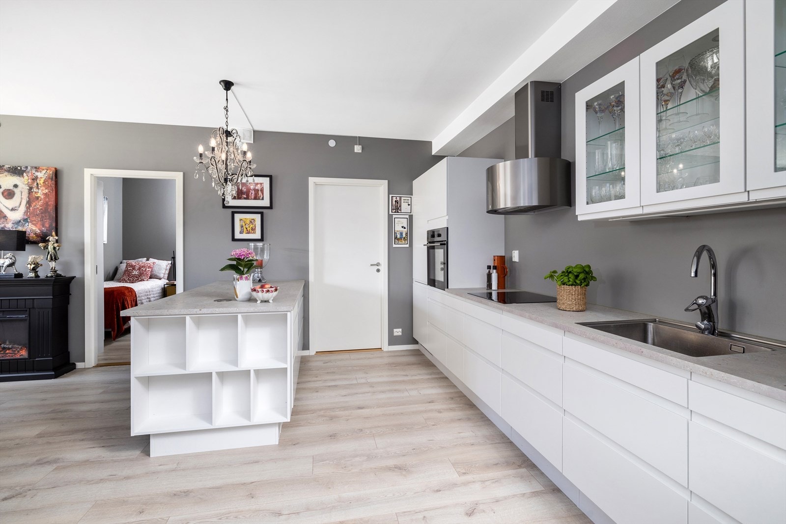 Sigdal kjøkkeninnredning med glatte fronter med integrert grep. Kjøkkenøy i tilsvarende utførelse. Galleribilde