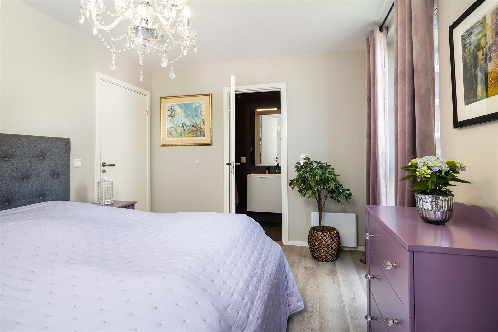 Til hovedsoverommet er det også eget bad. Galleribilde