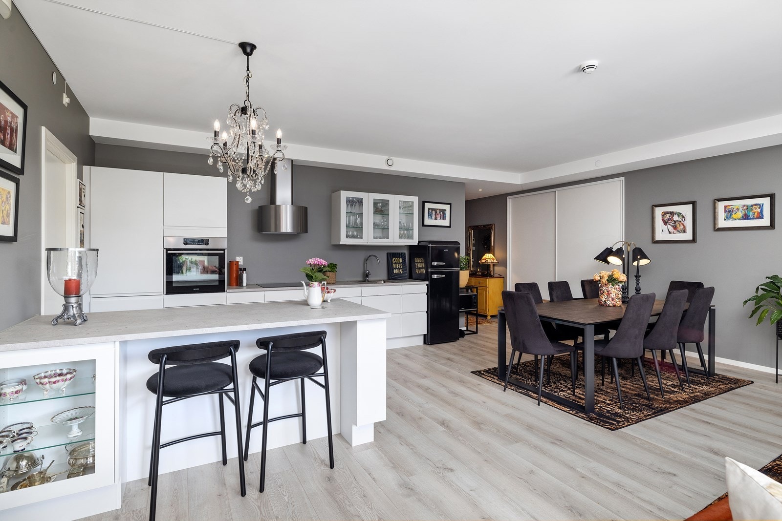 God plass til stort spisebord i stuen. Praktisk skyvedørsgarderobe innenfor entré med god plass til klær etc. Galleribilde