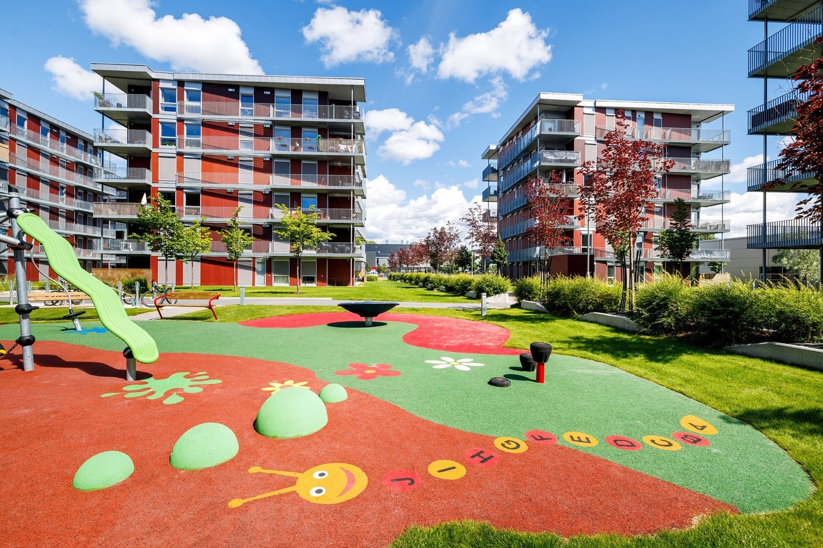 Fine fellesarealer med lekeplass for de minste. Galleribilde