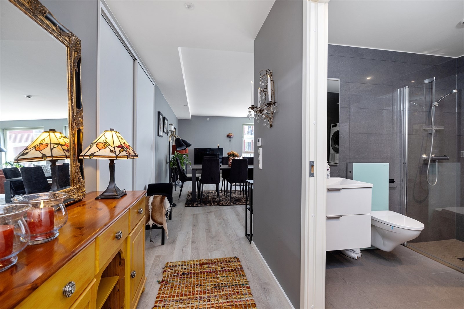 Entré/gang med skyvedørsgarderobe og dør inn til hovedbadet. Galleribilde