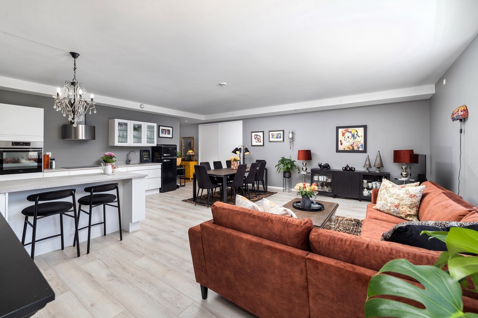 Gjennomgående lys og delikat leilighet med minimal slitasje. Stor stue med åpen kjøkkenløsning som gir en svært god romfølelse. Galleribilde