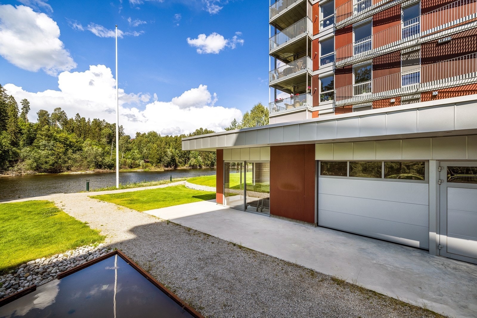 Hyggelig "badehus" på fellesarealet med sittegruppe. Det er også oppbevaring for kajakker og grill. Galleribilde