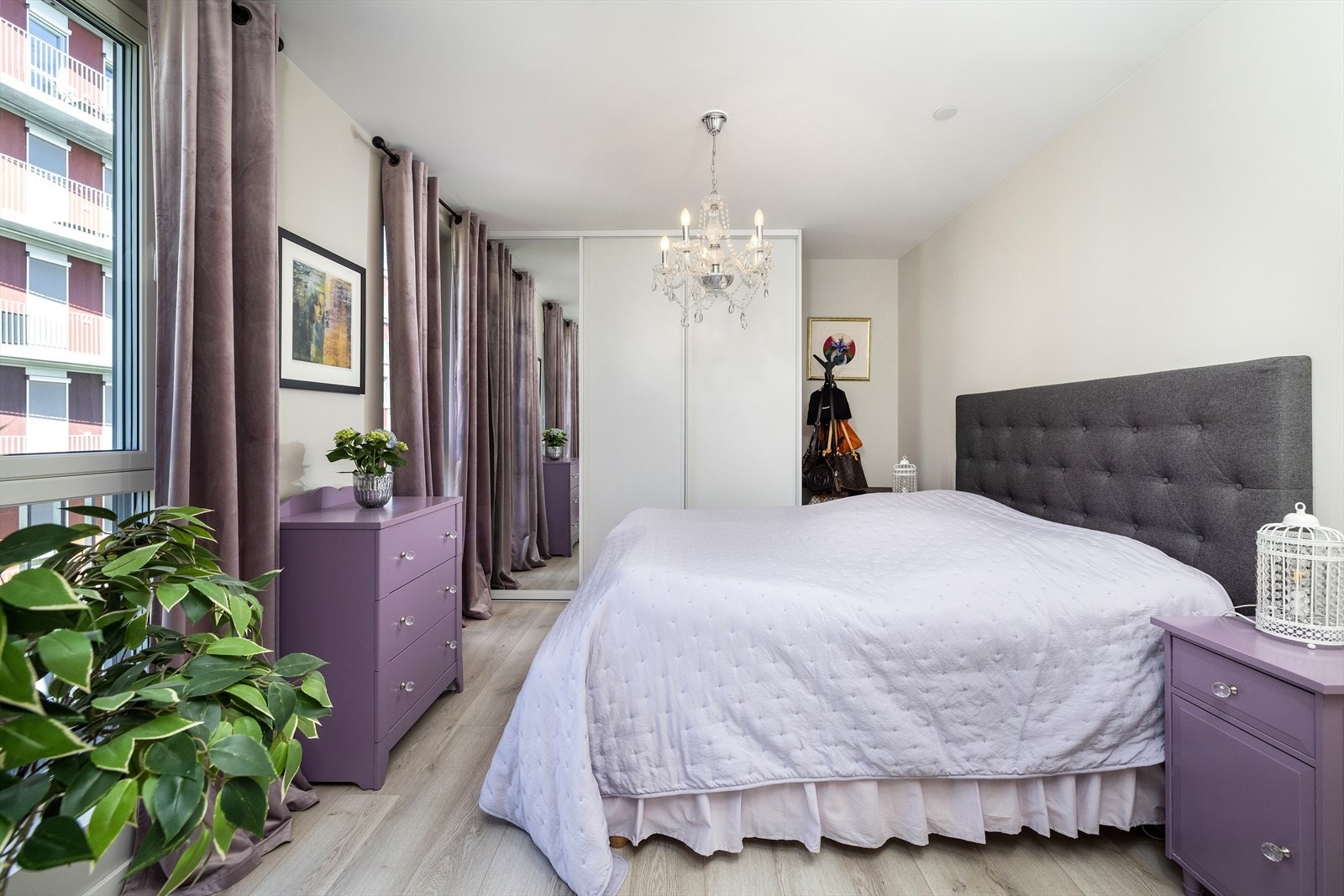 Hovedsoverommet har god størrelse og skyvedørsgarderobe. Galleribilde