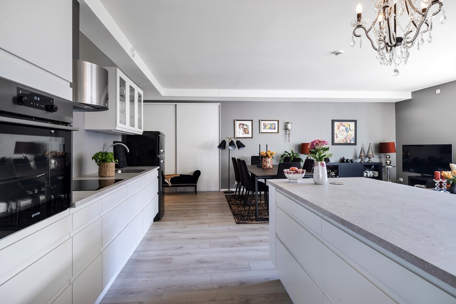 Lyst og pent kjøkken med god skap- og benkeplass. Integrerte hvitevarer. Galleribilde