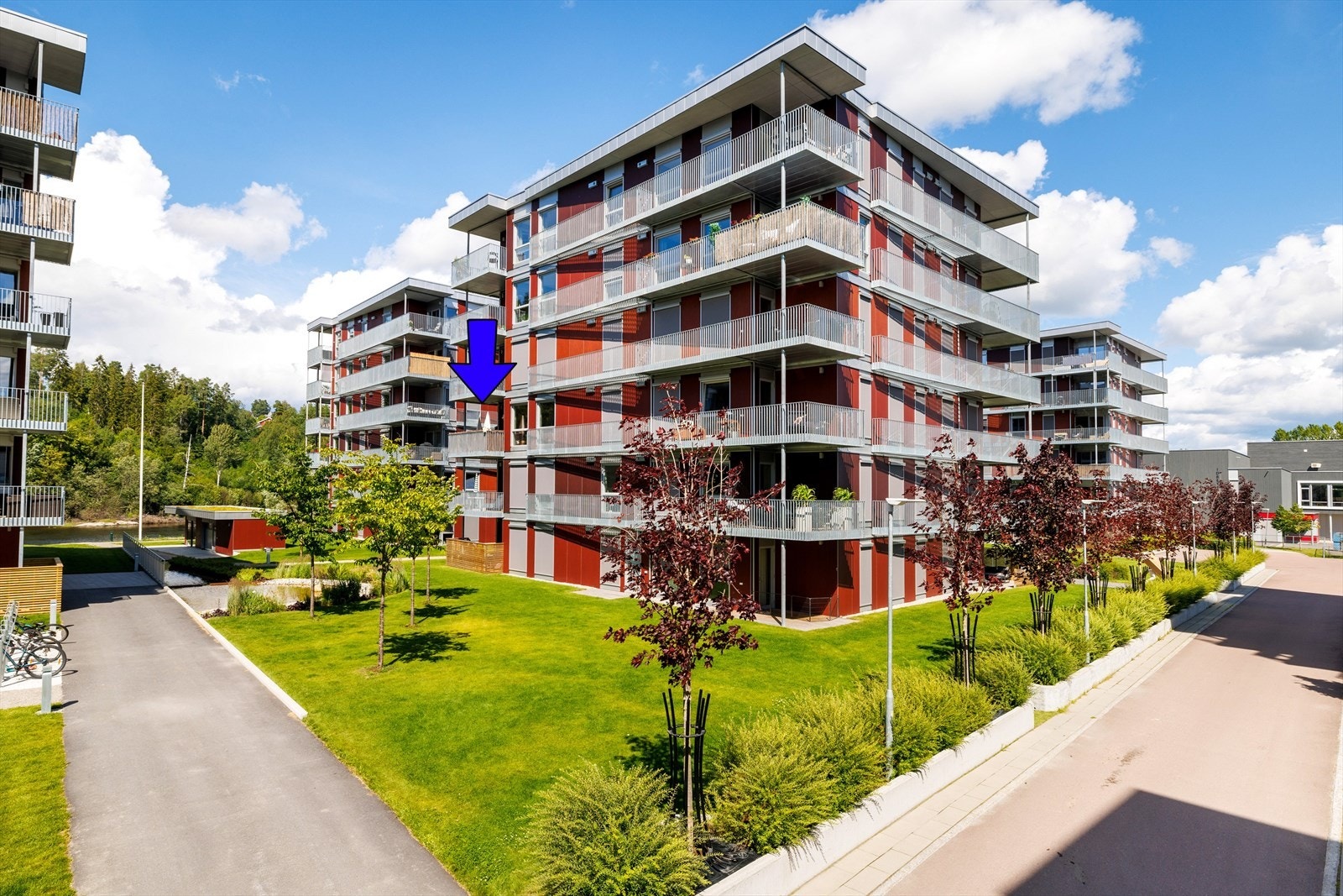 Leiligheten ligger flott til i bygget mot elven. Galleribilde