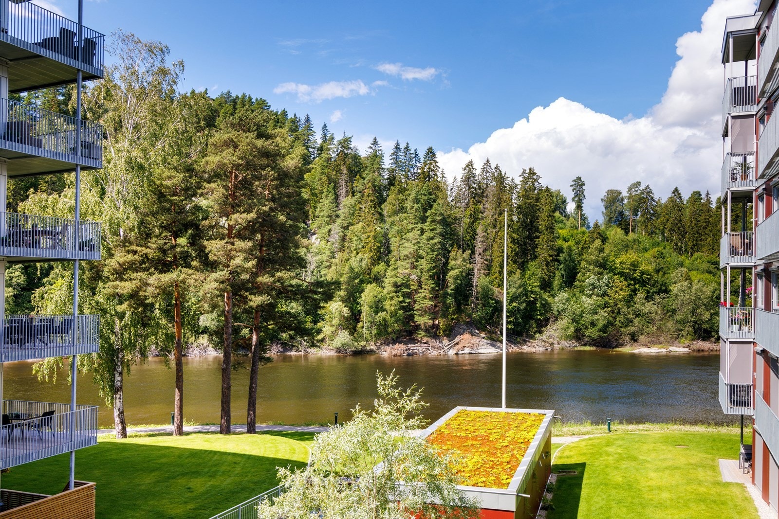 Velkommen til Elveparken. Leiligheten har en svært god beliggenhet i bygget med gode solforhold og flott utsikt over elven. Galleribilde