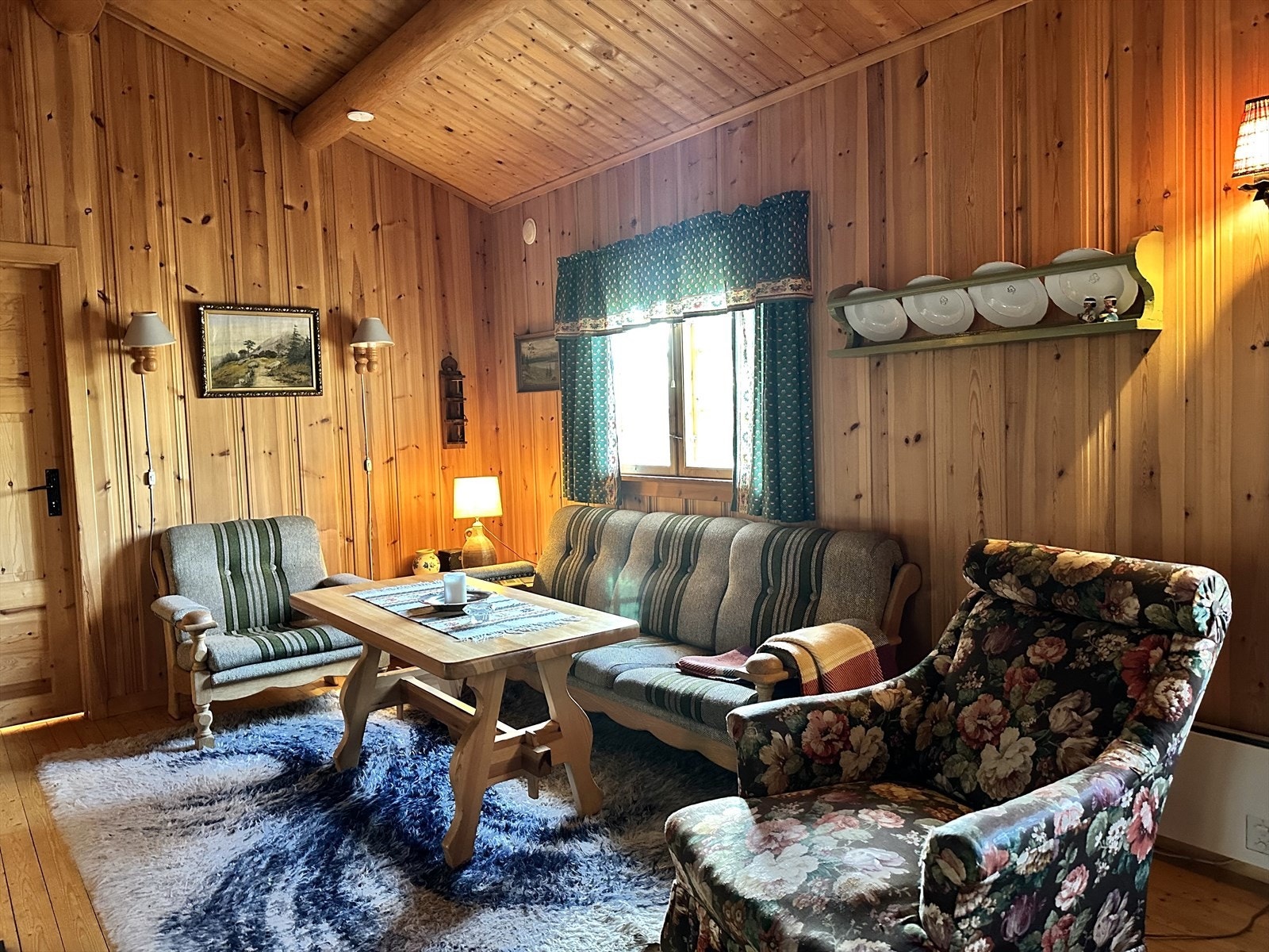 Salongen er fint plassert foran den åpne peisen, som er god å ha på kalde kvelder. Galleribilde