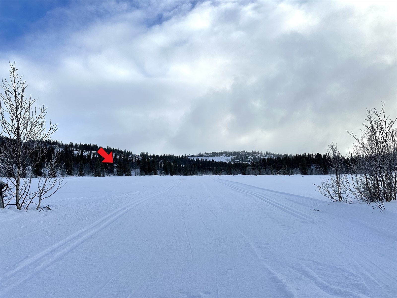 Aurdal og Kruk Løypelag kjører opp løyper rett i nærheten av eiendommen. Med andre ord kan du spenne på deg skiene utenfor din egen dør, og skli inn i løypenettet. Pilen viser hyttas beliggenhet i nærhet til løypene. Galleribilde